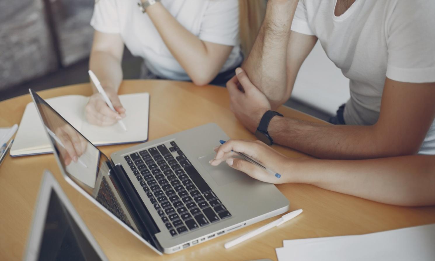 Estudiante aprendiendo sobre inversiones